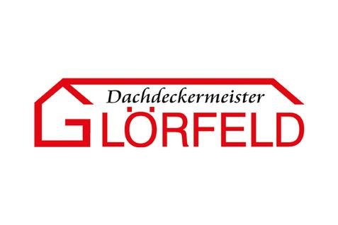 Logo von Dachdeckermeister Glörfeld, rote schriftliche Darstellung mit Dachsymbol über dem Text.