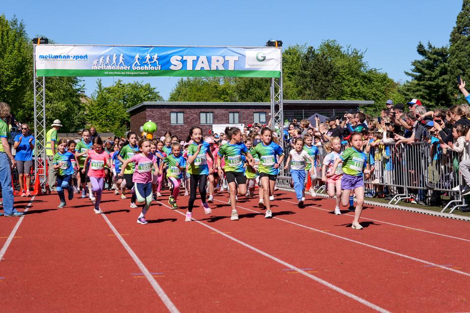 Schüler Lauf 2km w Schülerinnen die auf dem Sportplatz laufen