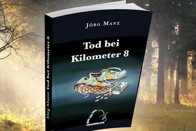 Buchcover von "Tod bei Kilometer 8" von Jörg Manz, schwebend im Wald mit Sonnenstrahlen und nebligem Hintergrund.