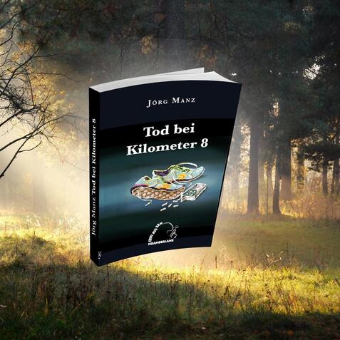 Buchcover von "Tod bei Kilometer 8" von Jörg Manz, schwebend im Wald mit Sonnenstrahlen und nebligem Hintergrund.