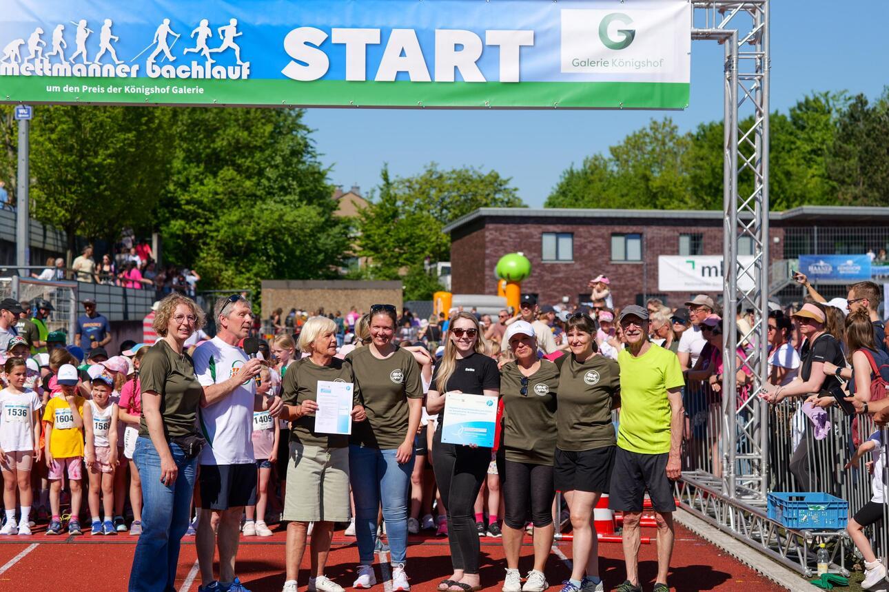 Bachlauf Foto von der Bürgermeisterin und Helfern unter dem Starterbogen des Bachlaufs.