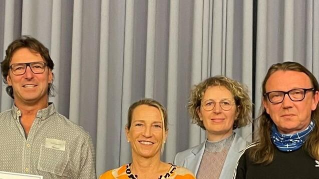 Ehrenamtstag 2024 Gruppenfoto von drei ehrenamtlichen Personen die mit der Bürgermeisterin und Urkunden posieren.