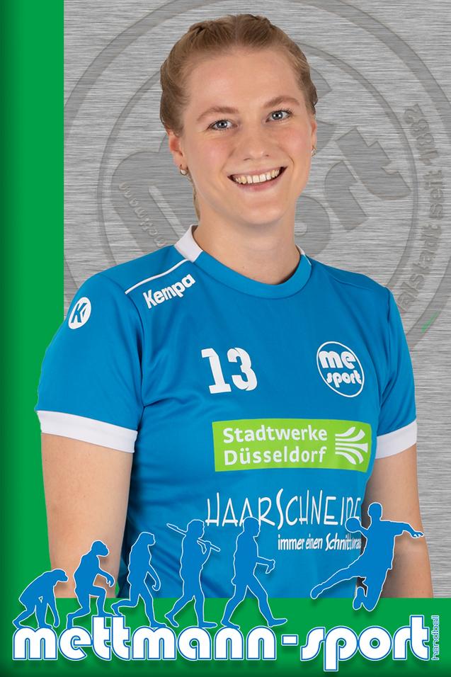 Porträt einer sportlichen Frau in blauer Handballtrikot mit Nummer 13, fröhlich lächelnd vor einem grünen Hintergrund.