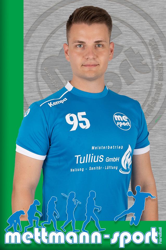 Porträt eines Mannes in einem blauen Sporttrikot mit der Nummer 95, vor einem hellen Hintergrund mit Logos.