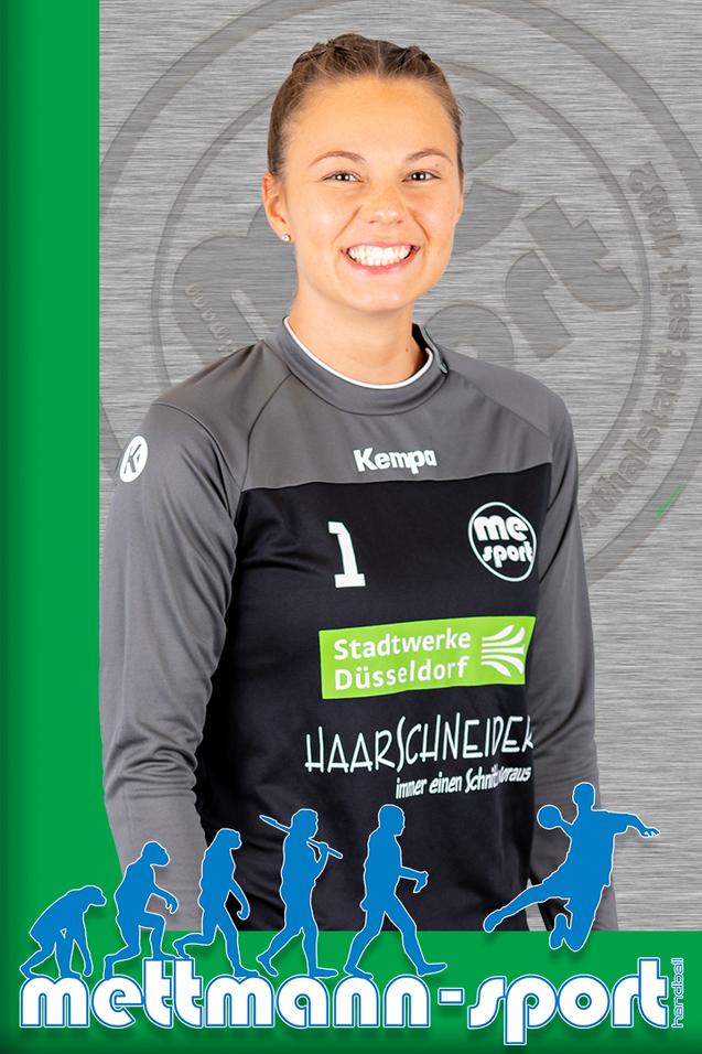 Lächelnde Spielerin in grauem Trikot mit Sponsorenlogo, Hintergrund in Grüntönen, Teil eines Handballteams.