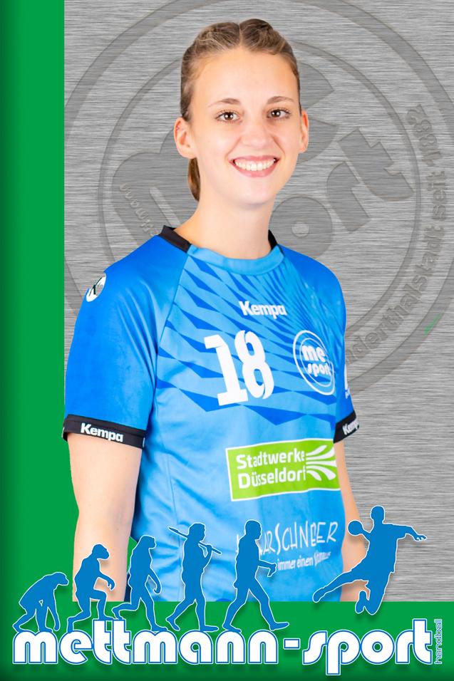 Porträt einer jungen Frau in blauer Handballtrikotnummer 18, lächelnd vor einem grauen Hintergrund.