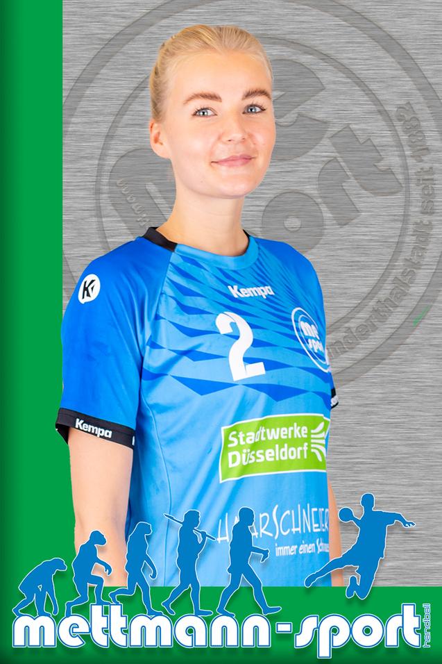 Porträt einer sportlichen Frau in blauer Handballtrikot mit der Nummer 2, lächelnd, vor grauem Hintergrund.