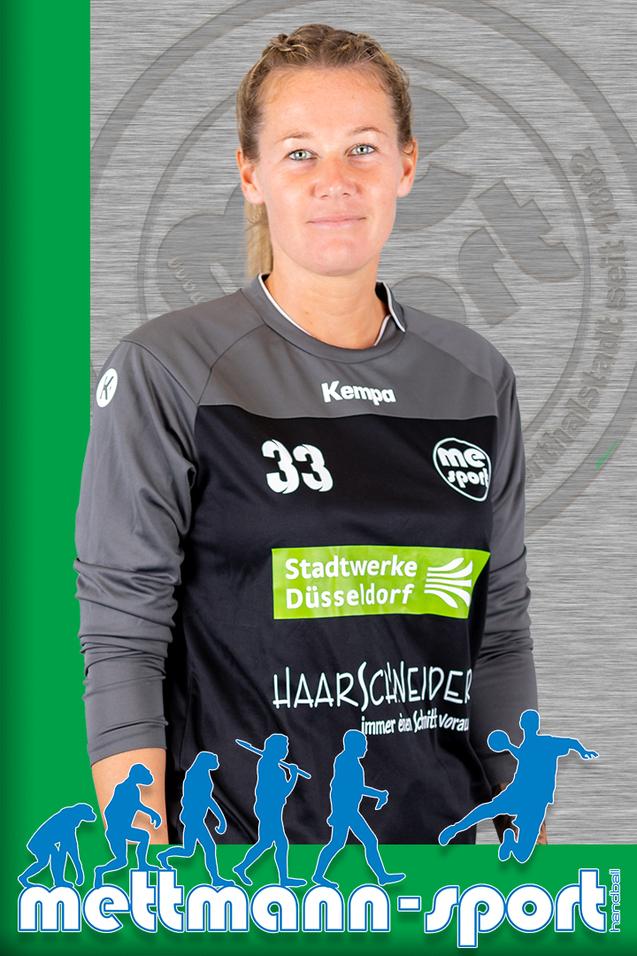 Porträt einer weiblichen Handballspielerin in grauem Trikot mit Sponsorenlogos, lächelnd vor einem farbigen Hintergrund.