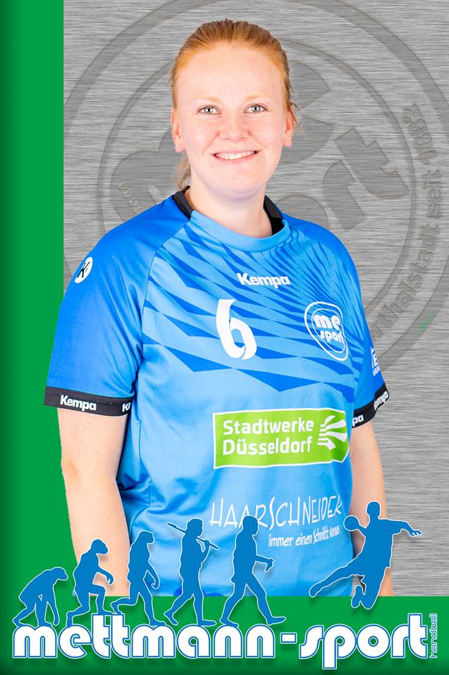 Porträt einer sportlichen Person in blauer Handballtrikot mit Logo, lächelnd vor grünem Hintergrund.