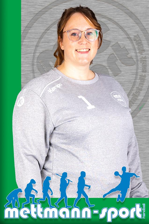 Porträt einer lächelnden Frau in grauem Sweatshirt mit der Nummer 1 und Brille, vor einem grünen Hintergrund mit Logo.