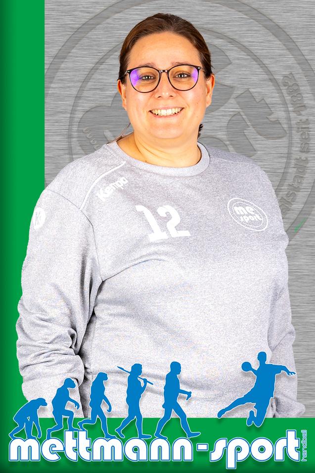 Lächelnde Frau trägt einen grauen Sweatshirt mit der Nummer 12, Hintergrund in Grün mit Sportlogo.