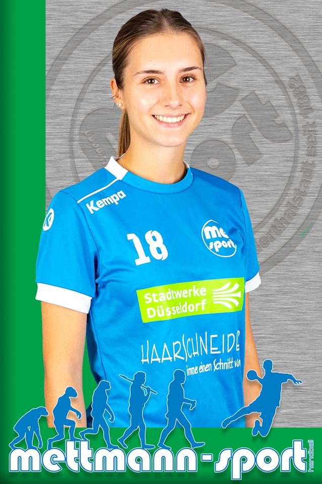 Porträt einer Sportlerin in blauer Handballtrikots, lächelnd vor grauem Hintergrund mit Logo und Sponsoren.