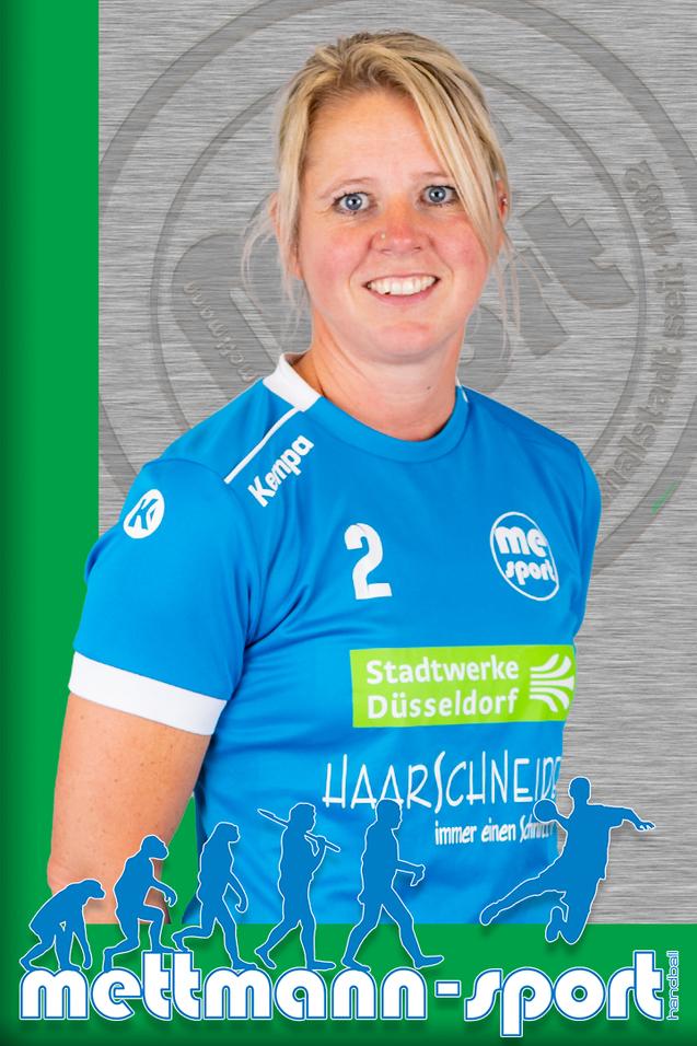 Portrait einer sportlichen Frau in blauem Trikot mit der Nummer 2, lächelnd vor einem grau-grünen Hintergrund.