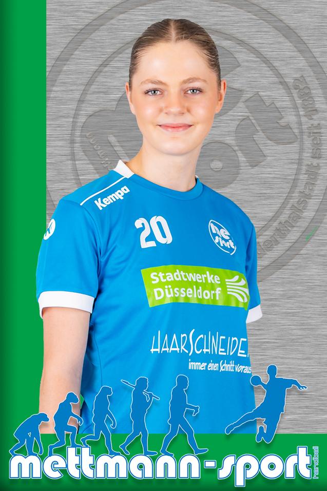 Portrait einer sportlichen Frau in blauer Handballtrikots, lächelnd vor einem grauen Hintergrund mit Sponsorenlogos.
