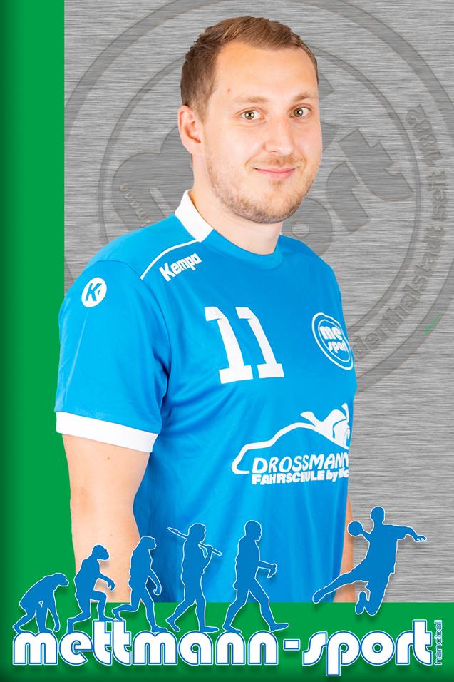 Portrait eines Mannes in blauer Handballtrikot mit der Nummer 11, Hintergrund in Grau und grünem Logo.