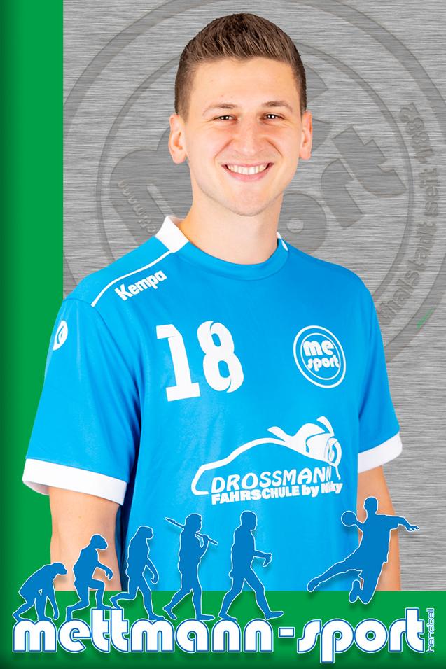 Porträt eines lächelnden Mannes in blauem Sporttrikot mit der Nummer 18, vor grauem Hintergrund und Logo.