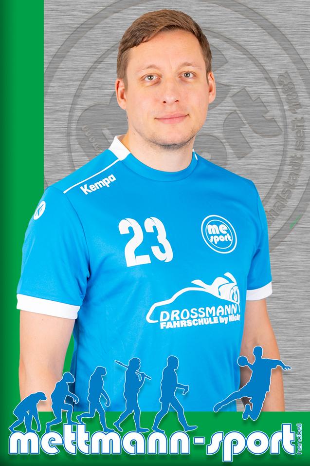 Porträt eines Sportlers in einem blauen Trikot mit der Nummer 23 vor einem grünen und grauen Hintergrund.