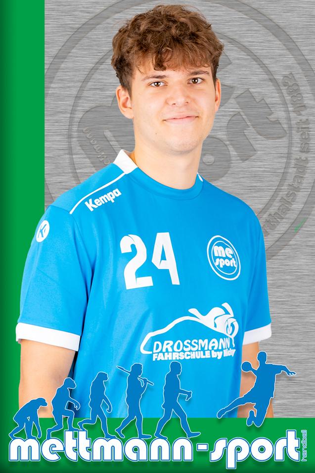 Porträt eines jungen Mannes in einem blauen Sporttrikot mit der Nummer 24, vor grünem Hintergrund.