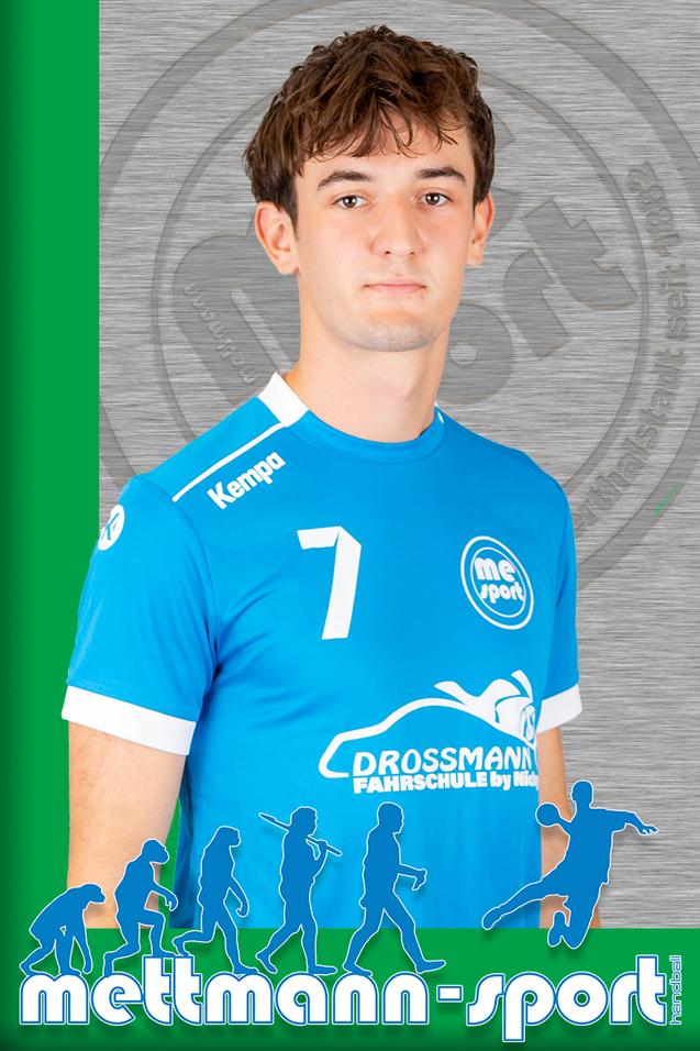 Junger Mann in blauem Handballtrikot mit der Nummer 7, vor grauem Hintergrund und Logo der Marke Mettmann-Sport.