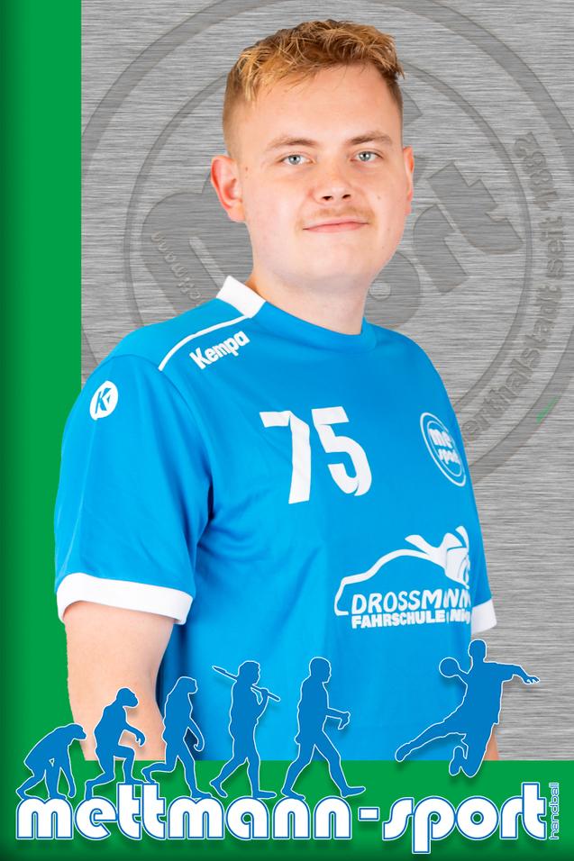 Porträt eines jungen Mannes in blauem Handballtrikot mit der Nummer 75, vor grünem Hintergrund und Sponsorenlogo.