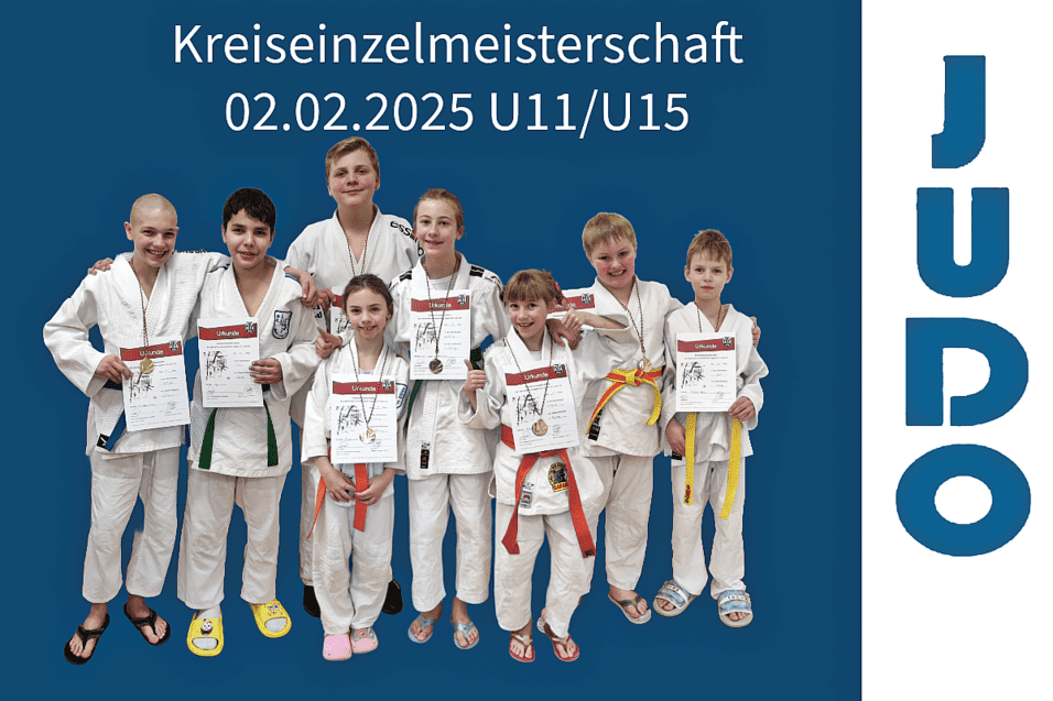 Gruppe junger Judoka in Karateanzügen mit Urkunden und Medaillen zur Kreiseinzelmeisterschaft 2025.