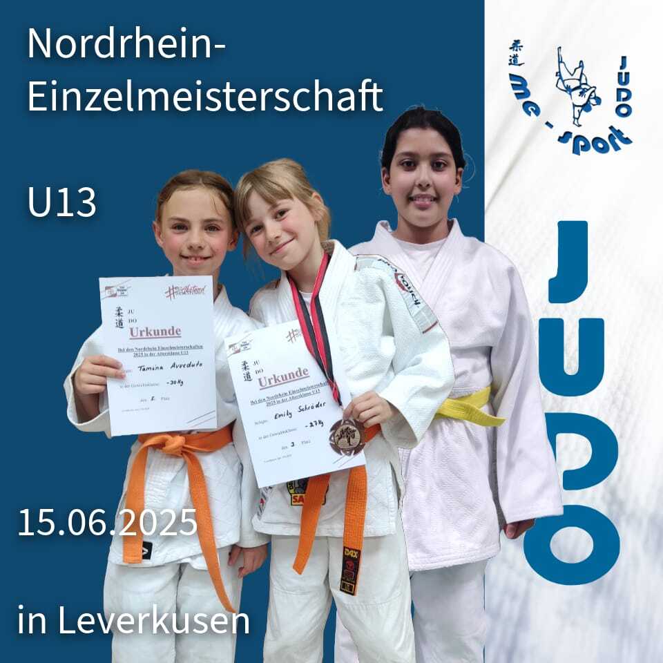 Drei Kinder im Judogi halten Urkunden und Medaillen in der Hand, Hintergrund mit Logo und Titel der Meisterschaft.