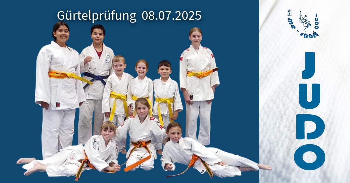Gruppe von Judokas in weißen Anzügen mit orangen Gurten, posierend vor blauem Hintergrund zur Gürtelprüfung.
