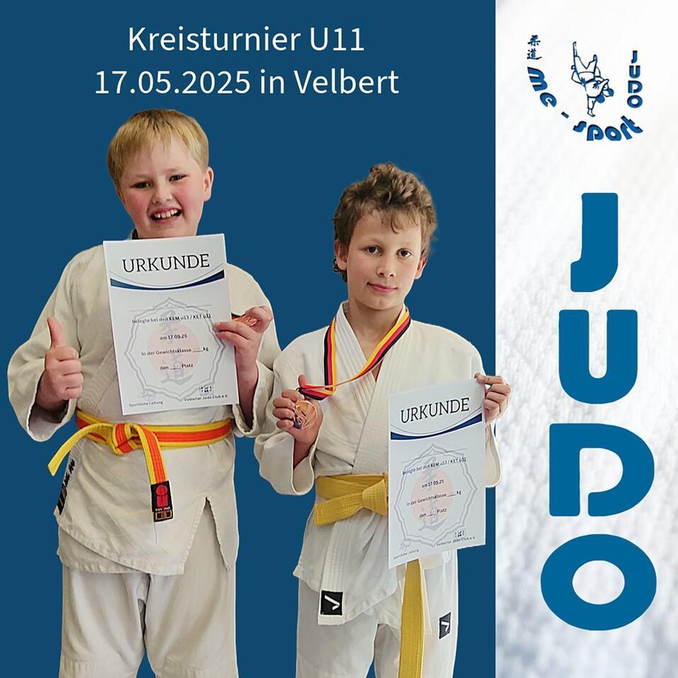Zwei Kinder in Judogi halten Urkunden vom Kreisturnier U11 in Velbert, einer zeigt einen Daumen hoch, der andere trägt eine Medaille.
