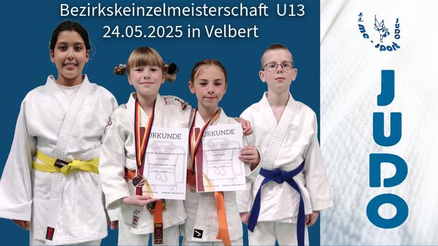Vier Judoka in Prüfungskleidung halten Urkunden bei der Bezirksmeisterschaft U13 am 24.05.2025 in Velbert.