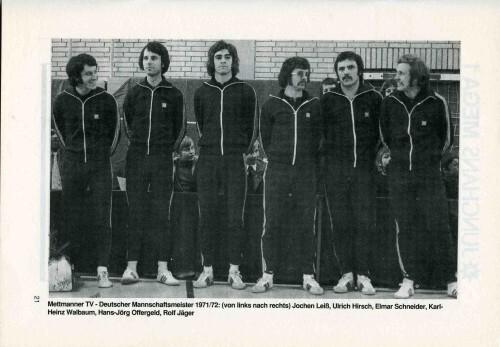 Sechsköpfiges Team in Trainingsanzügen steht in einer Reihe vor einer Backsteinwand.