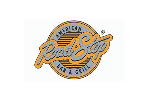 Logo von RoadStop American Bar & Grill mit orangefarbener Schrift auf grauem Kreis und horizontalen Streifen.