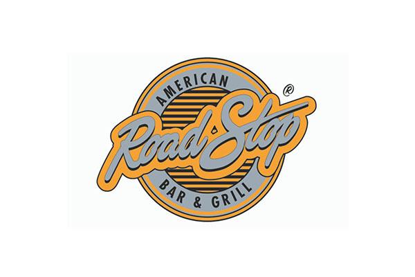 Logo von RoadStop American Bar & Grill mit orangefarbener Schrift auf grauem Kreis und horizontalen Streifen.