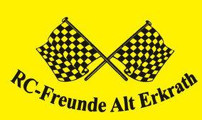 Zwei schwarz-weiß karierte Flaggen kreuzen sich auf einem gelben Hintergrund, mit dem Text „RC-Freunde Alt Erkrath“ darunter.