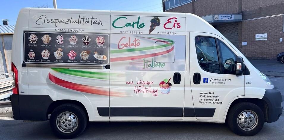 Eiswagen mit Menü und Preisen für Eisspezialitäten, beschriftet mit "Carlo Eis, seit 1975 in Mettmann".
