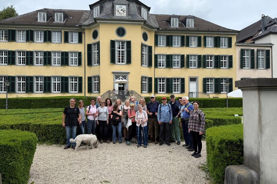 Wandergruppe vor dem Industriemuseum