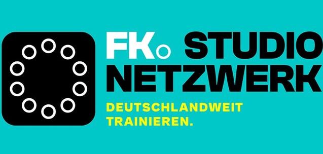 Logo des FK STUDIO NETZWERK auf türkisfarbenem Hintergrund, mit dem Slogan „DEUTSCHLANDWEIT TRAINIEREN.“